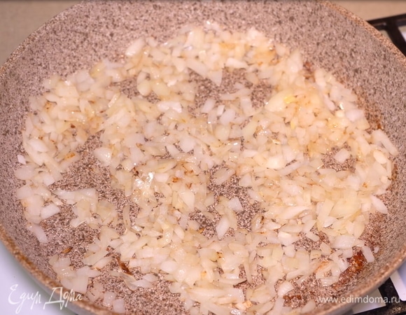 Перекладываем аппетитные золотистые крылышки на время в отдельную миску. И отправляем на сковороду мелко нарезанный лук. Ждем, пока он слега обжарится.