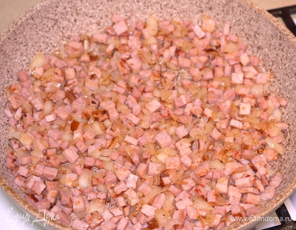 Добавляем сюда нарезанную на небольшие кубики ветчину.