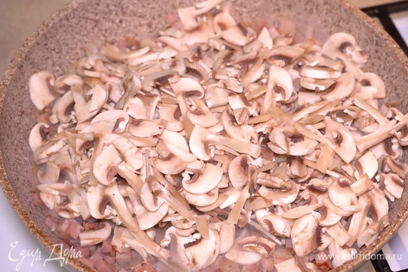 Через 5–7 минут добавляем грибы шампиньоны.
