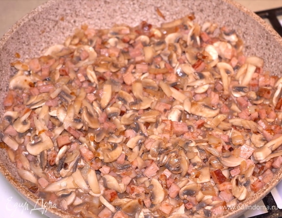 Они должны слегка обжариться и пустить сок.