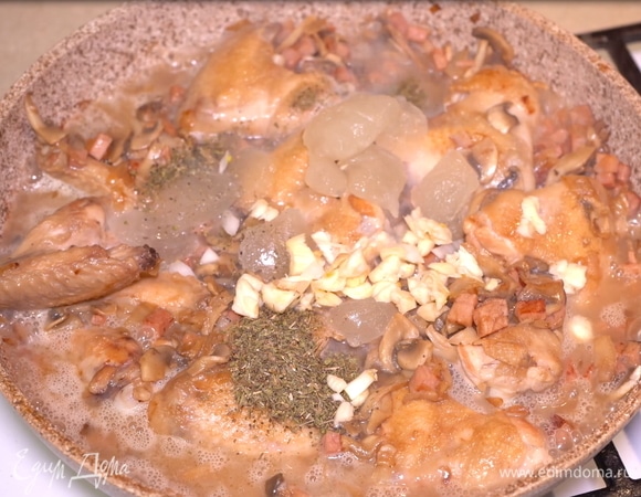 Наливаем вино, куриный бульон, солим, перчим по вкусу, добавляем сушеный тимьян.