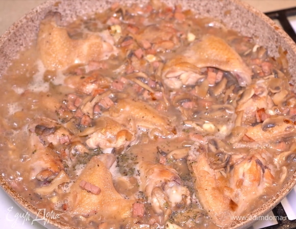 Готовим блюдо под крышкой на медленном огне около 30 минут.