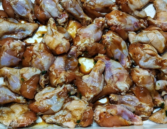 У куриных крылышек отрежьте самую тонкую часть крыла. Сделайте маринад из меда, соевого соуса, оливкового масла, горчицы, белого вина и кукурузного крахмала. Посолите и поперчите по вкусу. Добавьте по вашему вкусу ароматные травы, которые вы любите и чеснок (я добавила свежий тимьян). Натрите крылья маринадом, выложите в форму, где будете запекать и оставьте на 20 минут мариноваться.