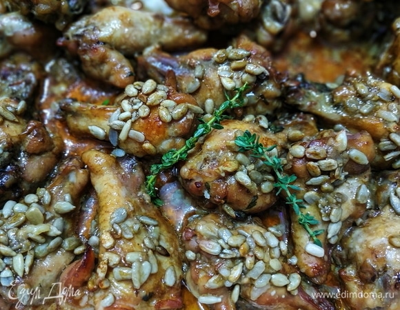 Вкусные, сочные куриные крылышки сразу подавайте к столу. Они хороши в качестве самостоятельного блюда. Также их можно подать с гарниром. Приятного аппетита.