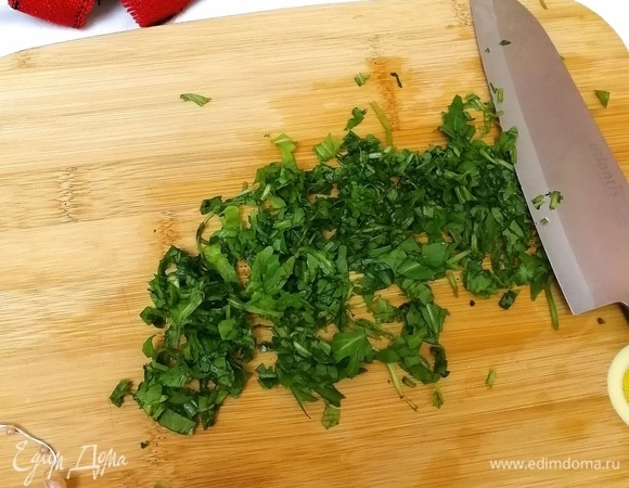 Промыть руколу и мелко нарезать.