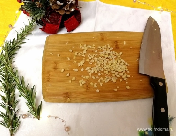 Кедровые орешки обжаривать не надо, измельчить произвольно.