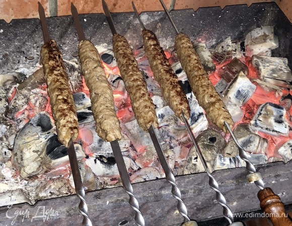 Для люля нужен хороший жар. Обжаривать нужно с каждой стороны примерно по 3–5 минут. Подавать с лавашом, красным луком, свежей зеленью, гранатовыми зернами и томатным соусом.