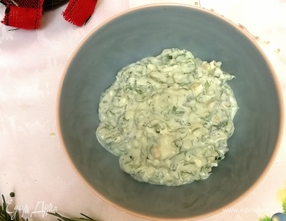 Смешать сливочный сыр с кедровыми орешками и руколой. Добавить продавленный чеснок.