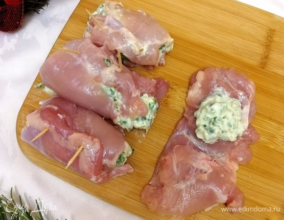 Выложить начинку на мясо курицы и аккуратно завернуть в рулетик. Для фиксации использовать зубочистки или кулинарную нить.