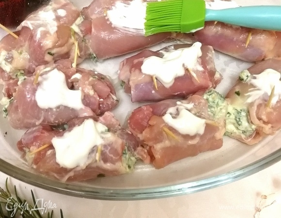 Смазать небольшим количеством сметаны и отправить в разогретую до 180°С духовку на 50 минут.