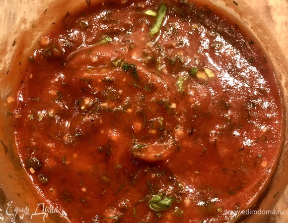 Для томатного соуса понадобятся протертые томаты, чеснок, зелень, соль и перец по вкусу. Все измельчить в чаше блендера.