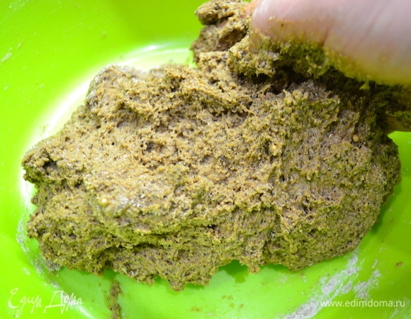 Замешиваем тесто, пока не начнет отставать от стенок емкости.