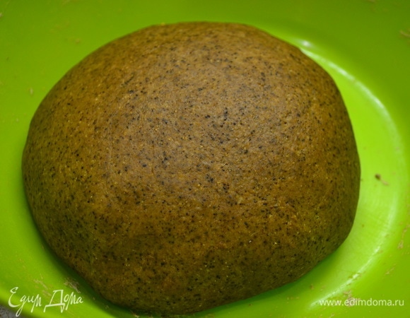 После поднятия теста распределяем его по формам, которые мы хотим увидеть у нашего хлебушка.