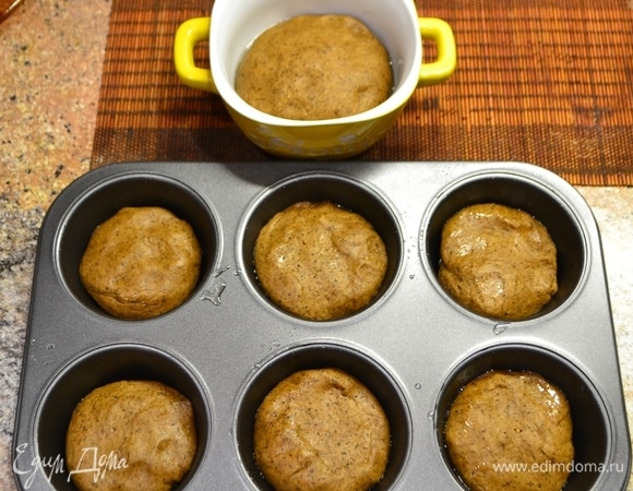 В моем случае это такие формы. Мои очень любят хрустящие корочки, поэтому часто делаю в формах для кексов. Горбушек хватит всем!