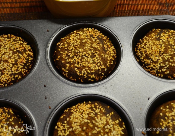 Хлебушек вынимаем сразу из формы.