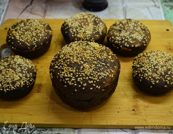 Под полотенцем даем полностью остыть хлебу. Но у нас не всегда получается этого дождаться. Как же хлебушек вкусен горячим с кусочком сливочного масла на нем!