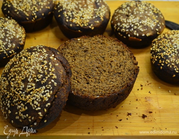 Сегодня у нас хлебушек испечен для подачи супа! Срезаем верхушку, выбираем из центра мякоть хлеба, и у нас получиться тарелочка. Отправляем в духовку подсушить.