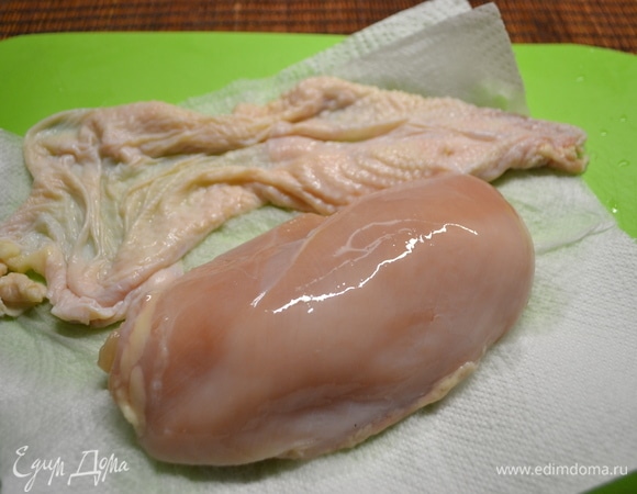 С окорочка снимаем шкурку. Для фарширования я использую куриную грудку.