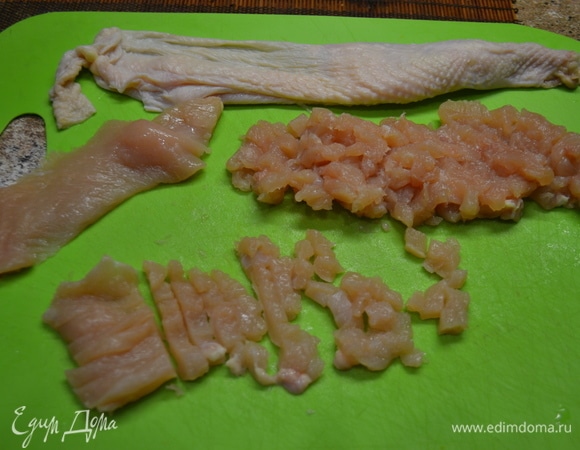 Филе нарезаем мелким кубиком.