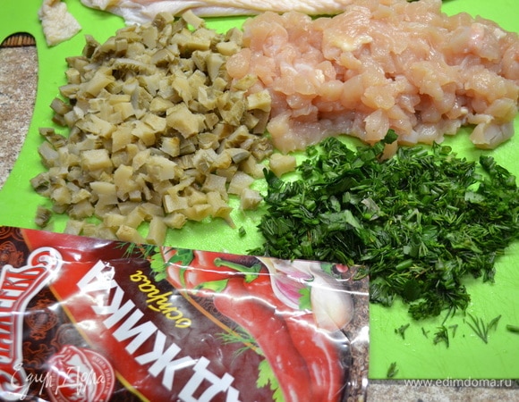 Грибы нарезаем кубиком, зелень измельчаем.