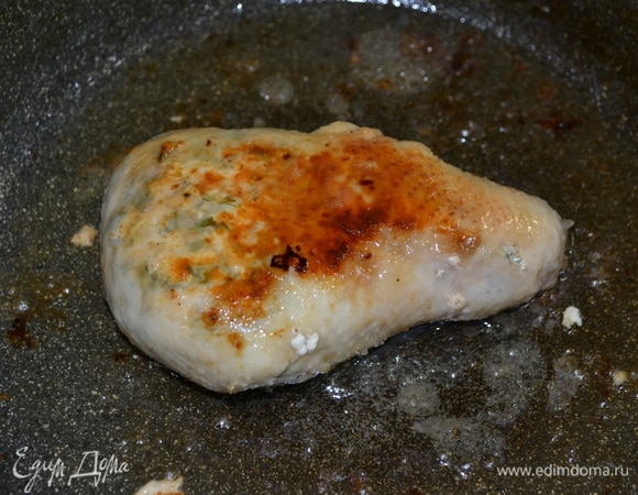 Шкурку окорочка нафаршировать подготовленной начинкой и закрепить зубочисткой, обвалять в муке. На разогретой сковороде с маслом обжарить до золотистого цвета окорочок в течение 3 минут с каждой стороны.