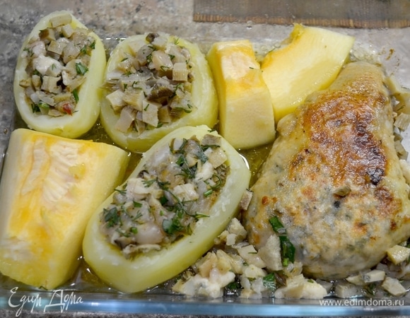 Из подготовленного картофеля вырезаем лодочки и наполняем оставшейся начинкой. На противень или в форму для запекания выложить обжаренный окорочок и наши картофельные лодочки. Мы очень любим запеченную тыкву, добавляем и ее, нарезанную кусочками. Накрываем фольгой и отправляем в духовку на 15 минут при 200°C.