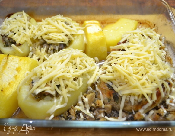 Далее посыпать все натертым сыром и отправить в духовку, чтобы сыр распустился.