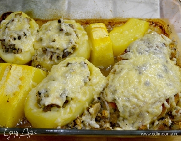 Готовый окорочок и фаршированные лодочки подать порционно.