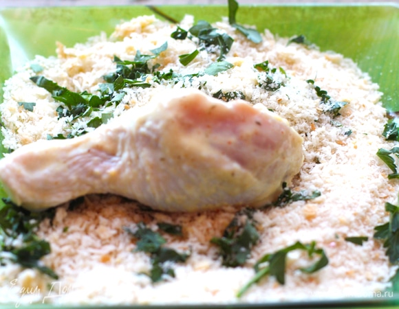 Приготовить дрессинг. В йогурт (кефир) добавить рубленую петрушку, пропущенный через давилку чеснок, лимонный сок и горчицу, все размешать. Йогурт нужен очень густой. Можно заменить густым кефиром.