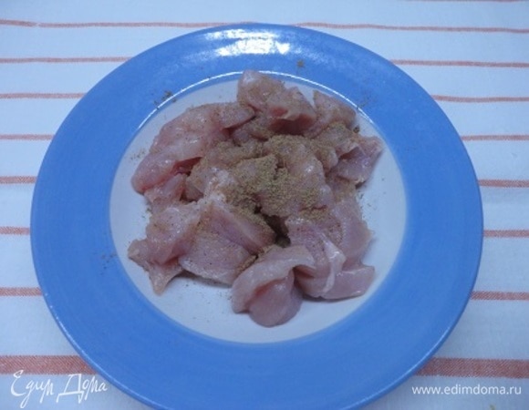 Филе нарезать небольшими кусочками, смешать с мускатным орехом и обжарить до готовности 10 минут на среднем огне под крышкой. Оставить остывать.