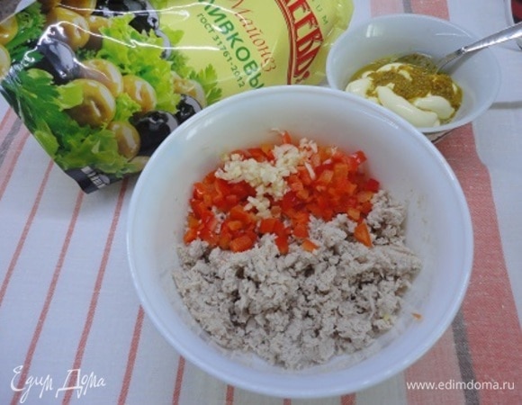 Теплое филе пюрируем, добавляем мелко нарезанные перец и чеснок и горчично-майонезную заправку. По вкусу добавляем свежемолотый перец и соль, если необходимо. Не забудьте, что сверху еще будут соленые оливки и корнишоны! Все перемешиваем.