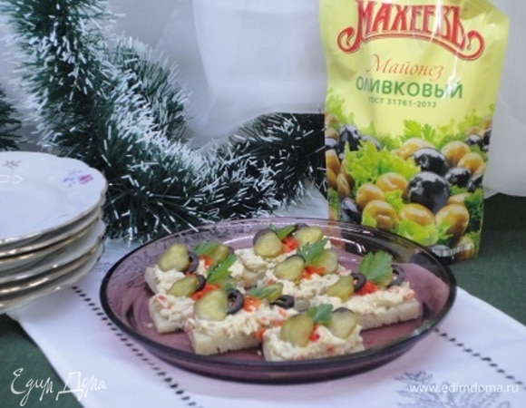 Выкладываем смесь на кусочки хлеба и украшаем оливками, огурчиками и зеленью. Я бы посоветовала любителям острого добавить мелко нарезанный острый красный перчик.