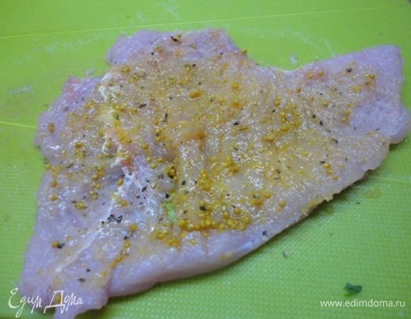 Смажьте горчицей и оставьте, пока будут готовиться яичные блинчики.