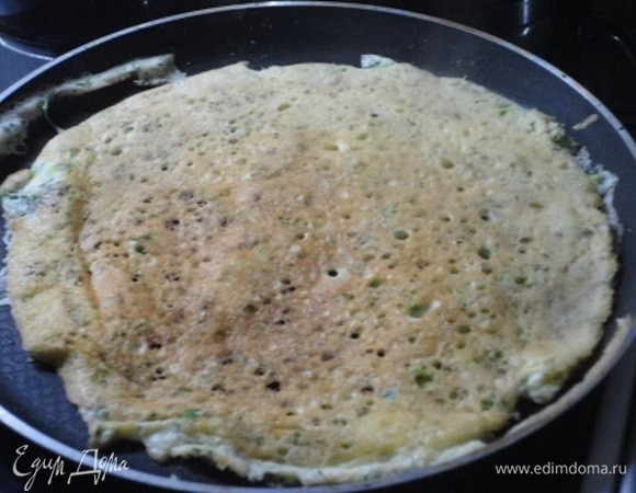 Осторожно переворачиваем. Пекутся они быстро. Всего получается два блинчика. Каждый я разрезала на 3 части.