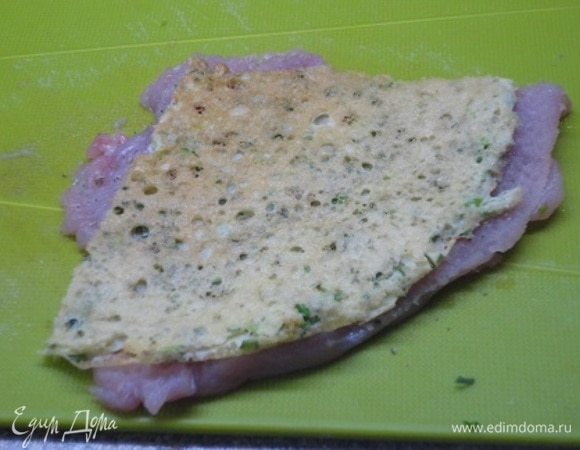 Выкладываем блинчик на филе и заворачиваем рулетиком. При необходимости можете скрепить деревянной шпажкой.