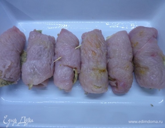 Форму для запекания смазываем маслом и выкладываем рулетики, смазываем сверху майонезом. Запекаем в духовке 25 минут при температуре 200°C.