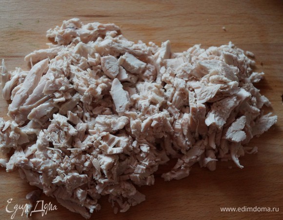 Отварную курицу выкладываем в форме снеговика. Смазываем майонезом.