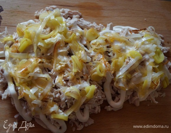 Выкладываем обжаренный лук-порей.