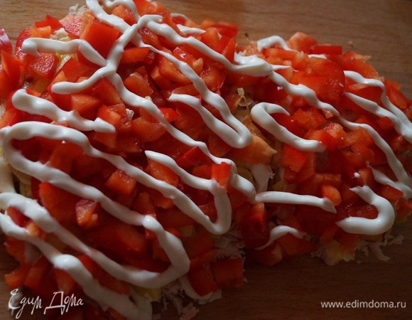 Следующий слой — перец, нарезанный кубиками и смазанный майонезом.