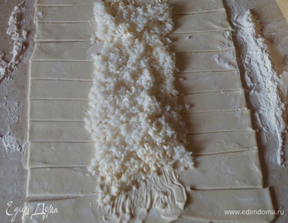 Тесто нарезать, как на фото, и выложить рис.