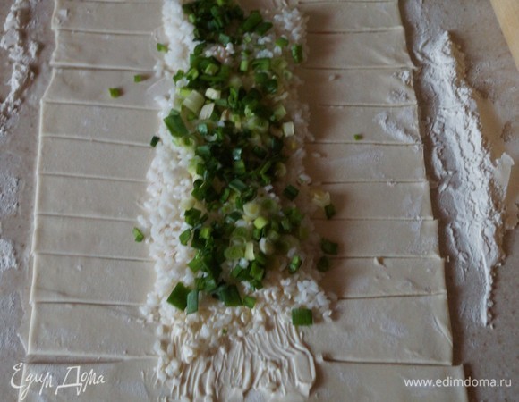 На рис выложить нарезанный зеленый лук.