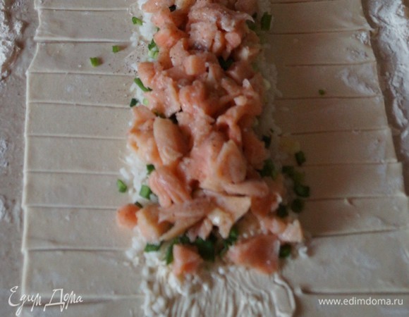 На лук — сырую нарезанную семгу. Я брала замороженные кусочки, обрез семги.