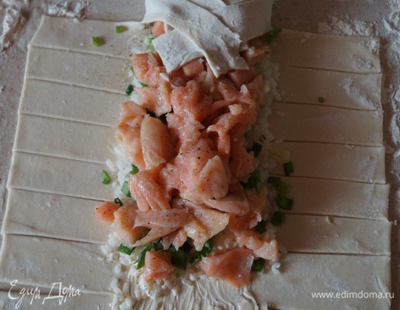 Рыбу посолить и поперчить. Завернуть тесто косичкой.