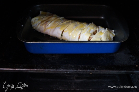 Смазать верх пирога яичным желтком и запекать 20 минут при 180°C. Приятного аппетита!