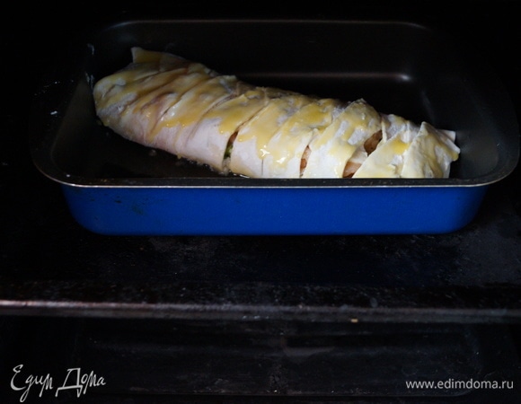 Смазать верх пирога яичным желтком и запекать 20 минут при 180°C. Приятного аппетита!