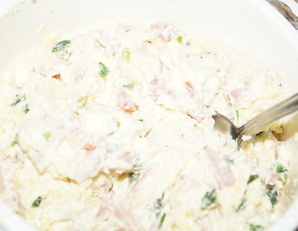 Просейте муку, перемешайте с остальной тестообразной массой. В конце влейте растительное масло, оно поможет вам легко выкладывать картофельное тесто на разогретую с маслом сковороду.