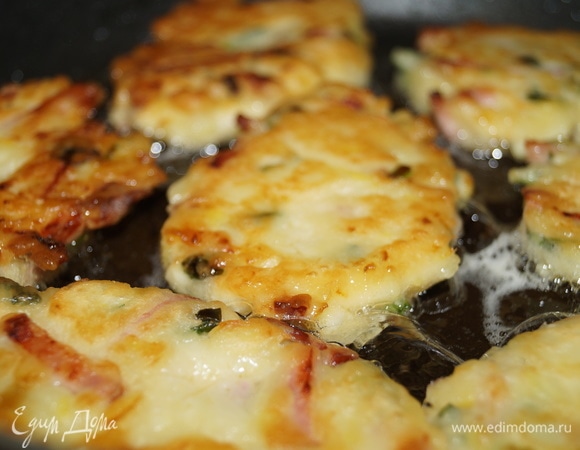 Обжарьте ленивчики с двух сторон до румяной корочки на среднем огне. После первого переворачивания можно дожаривать под крышкой для полной прожарки.