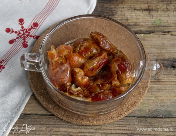 Финики очищаем от косточек, заливаем коньяком, оставляем на 30 минут.