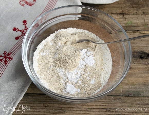 Делаем бисквит. Смешиваем сухие ингредиенты — цельнозерновую и пшеничную муку, разрыхлитель теста.