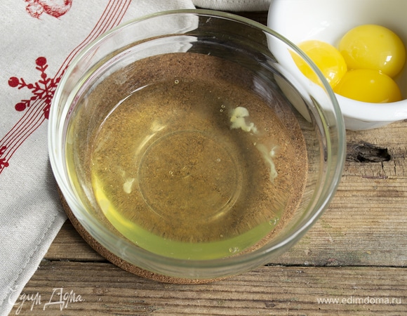 Разбиваем яйца, отделяем белок от желтка. Белки взбиваем со щепоткой соли, добавляем 3 столовые ложки меда, взбиваем 7 минут до пышности.